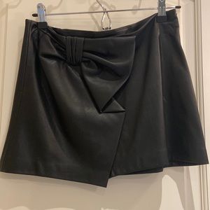 Mini black pleather skirt with bow